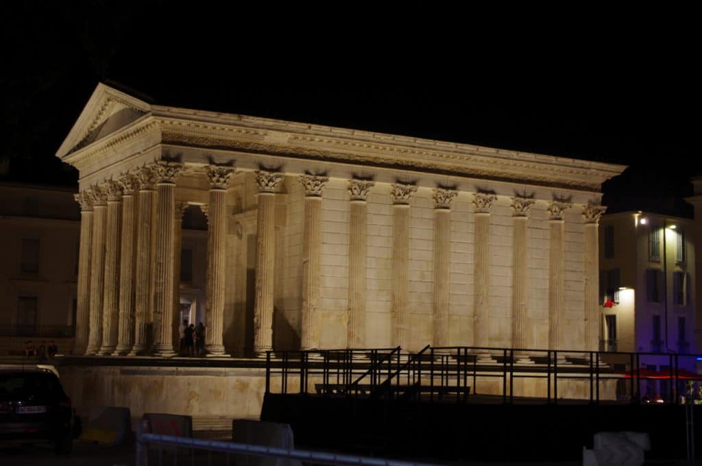 maison carrée de nuit