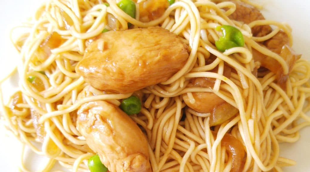 nouilles sautées caramélisées au poulet oignon petits pois