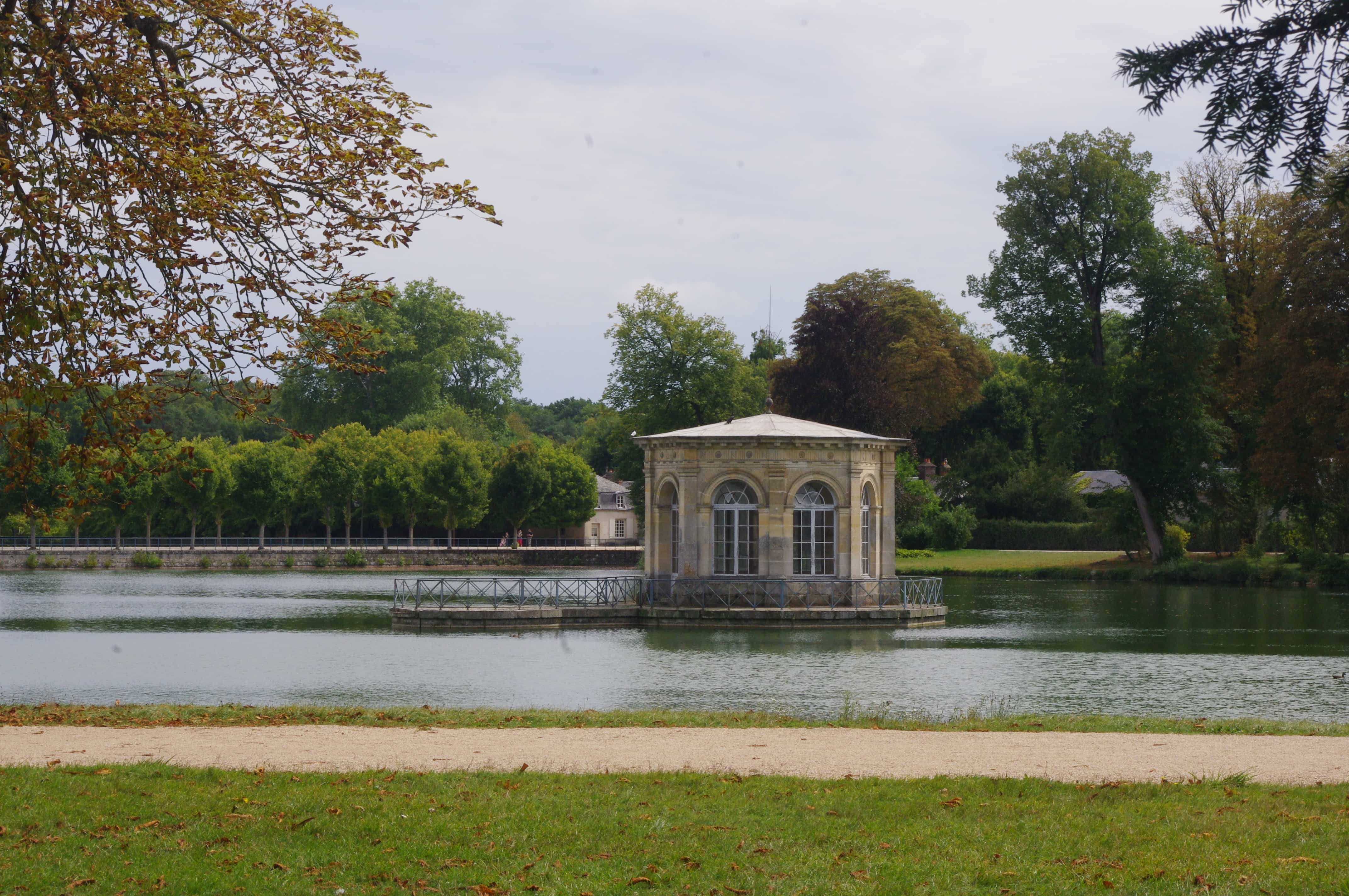 pavillon de l'étang grand parterre fontainebleau