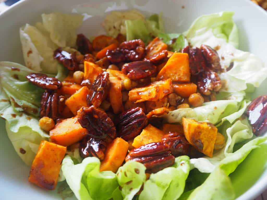 Salade d'automne feuilles de chêne patate douce noix de pécan pois chiche